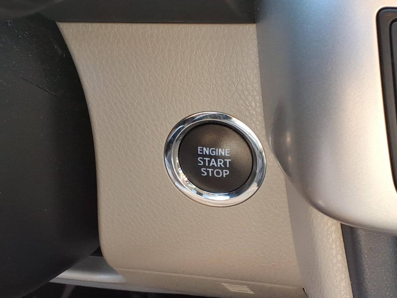 Used 2019 Toyota Highlander XLE FWD image 27