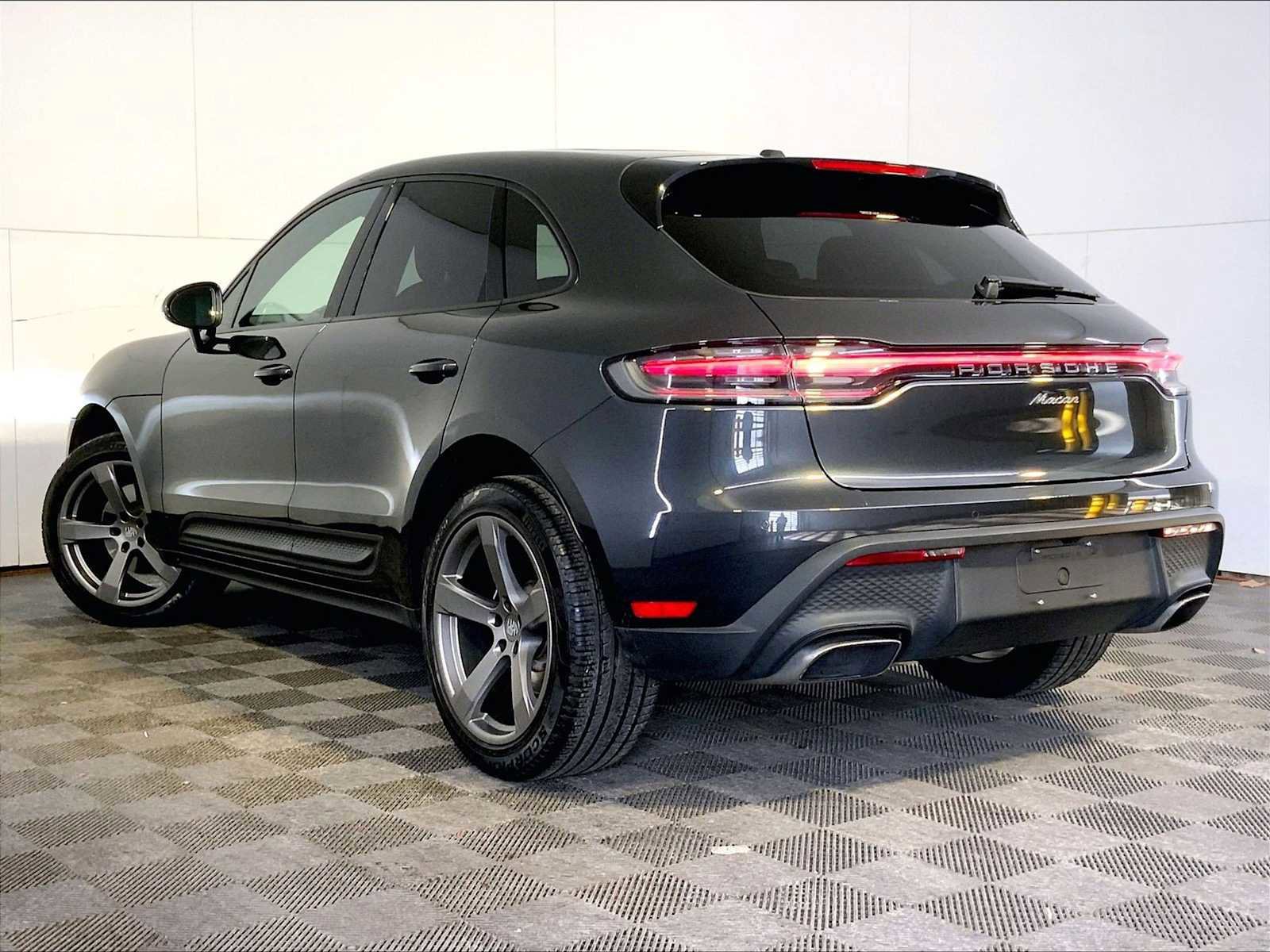 Certified 2024 Porsche Macan image 3