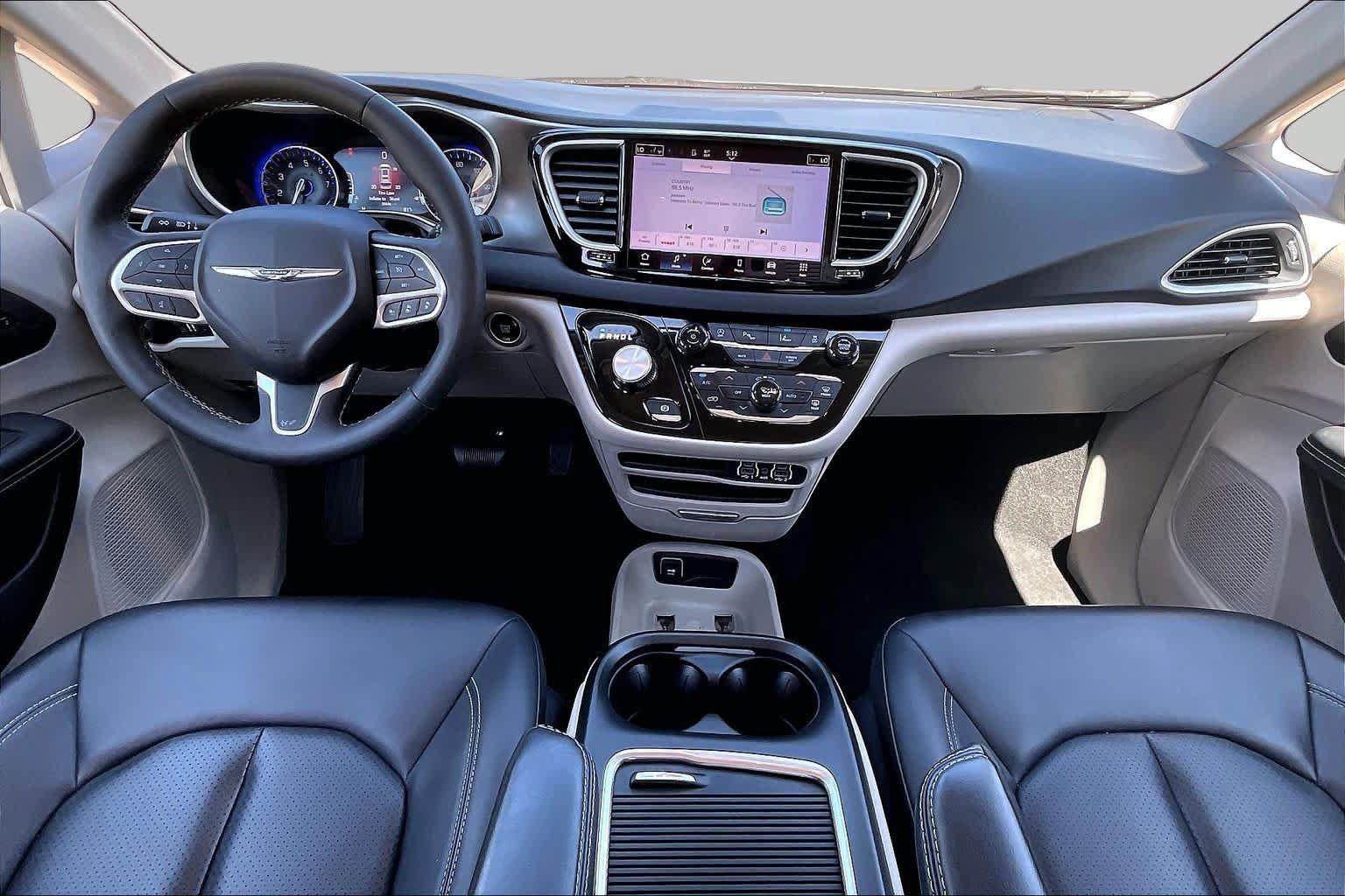 Used 2024 Chrysler Pacifica Touring-L FWD image 15