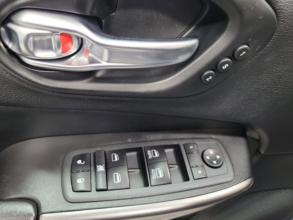 Used 2020 Jeep Cherokee Limited AWD/4WD image 32