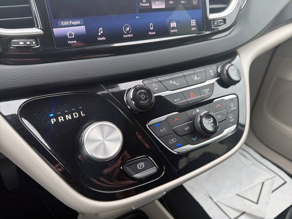 Used 2024 Chrysler Pacifica Touring-L image 17