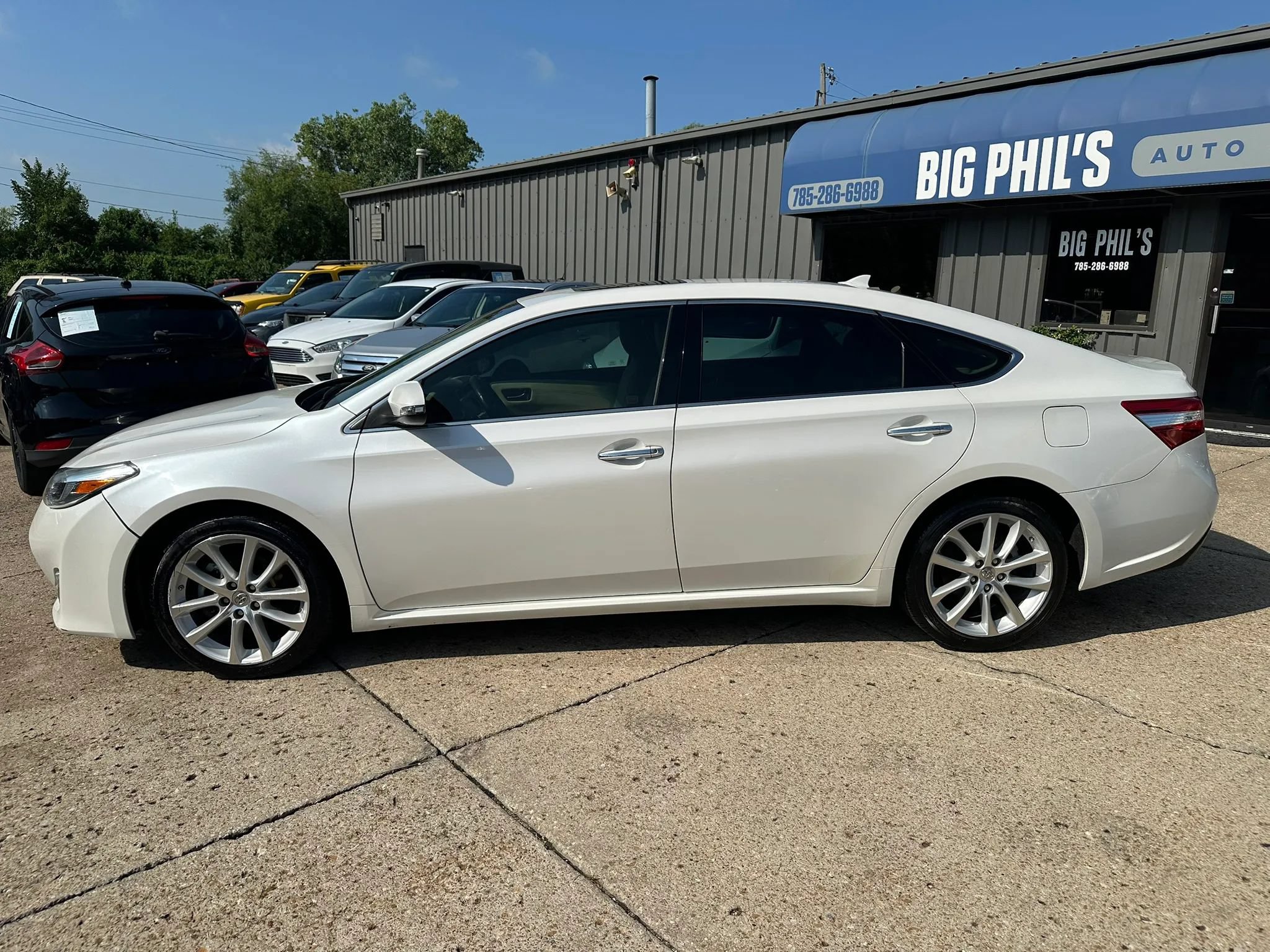 Used 2014 Toyota Avalon Limited FWD image 4