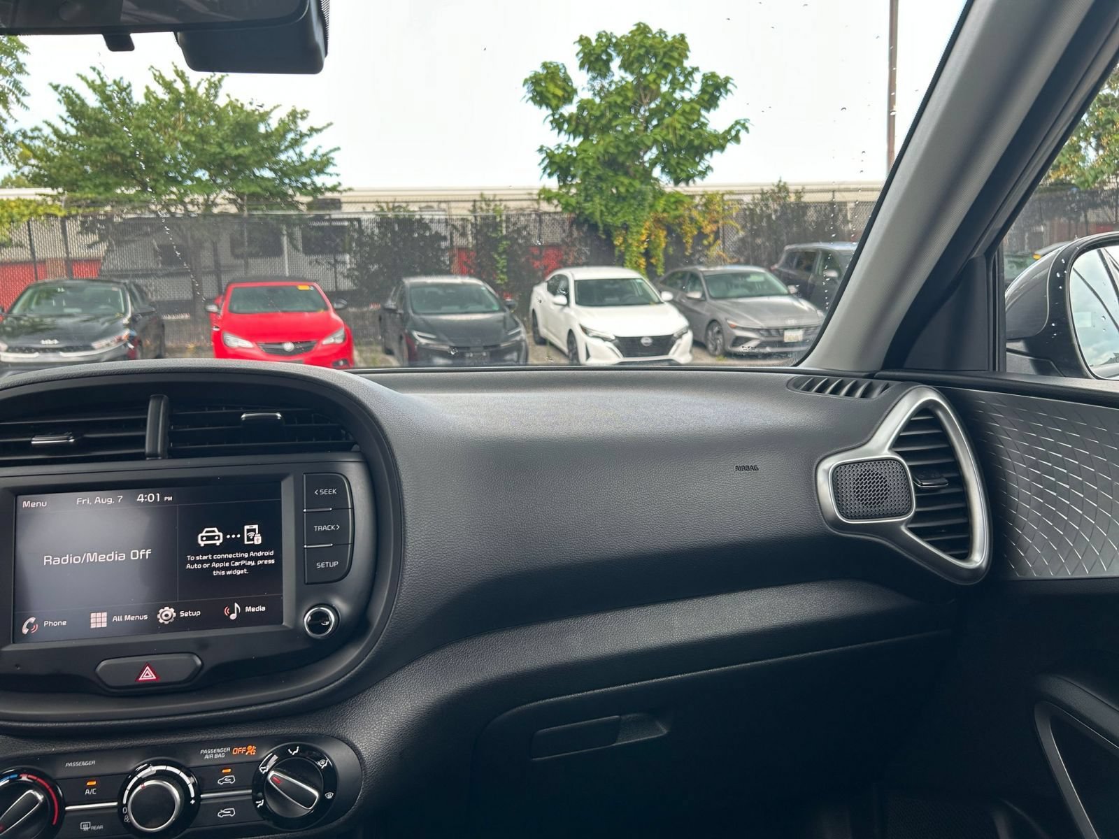 Used 2025 Kia Soul LX w/ LX Technology Package FWD image 30