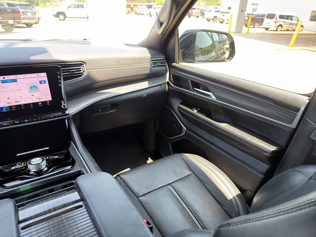Used 2024 Jeep Wagoneer L Series II w/ Flexible Seating Group RWD image 21