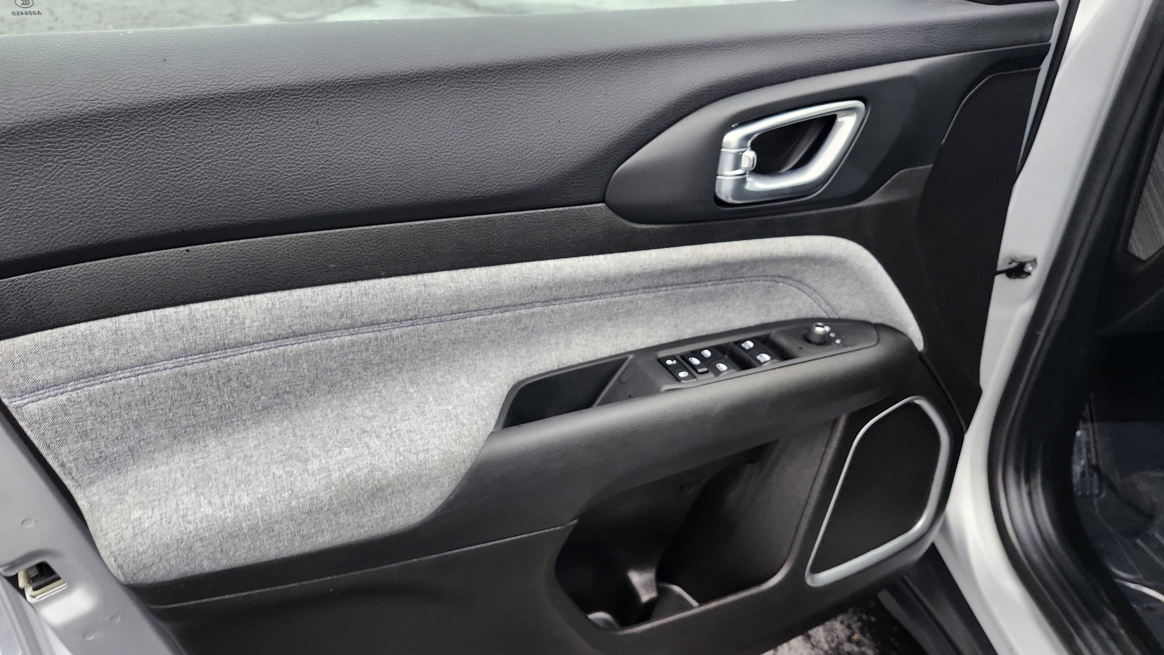 Used 2025 Jeep Compass Sport image 17