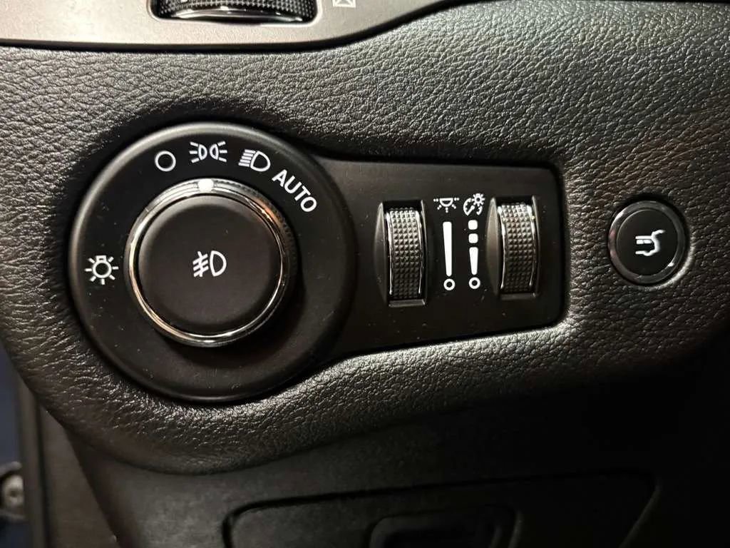 Used 2019 Jeep Cherokee Limited AWD/4WD image 35