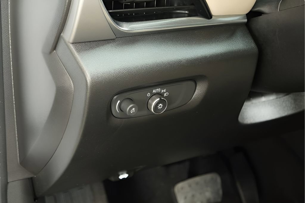 Used 2023 Chevrolet Traverse LS FWD image 8
