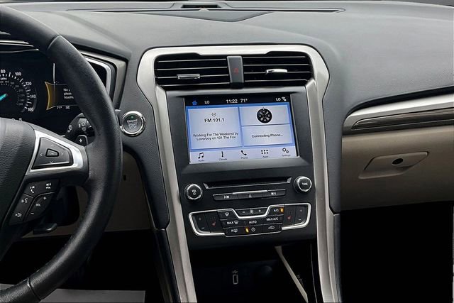 Used 2017 Ford Fusion SE w/ Fusion SE Technology Package image 9