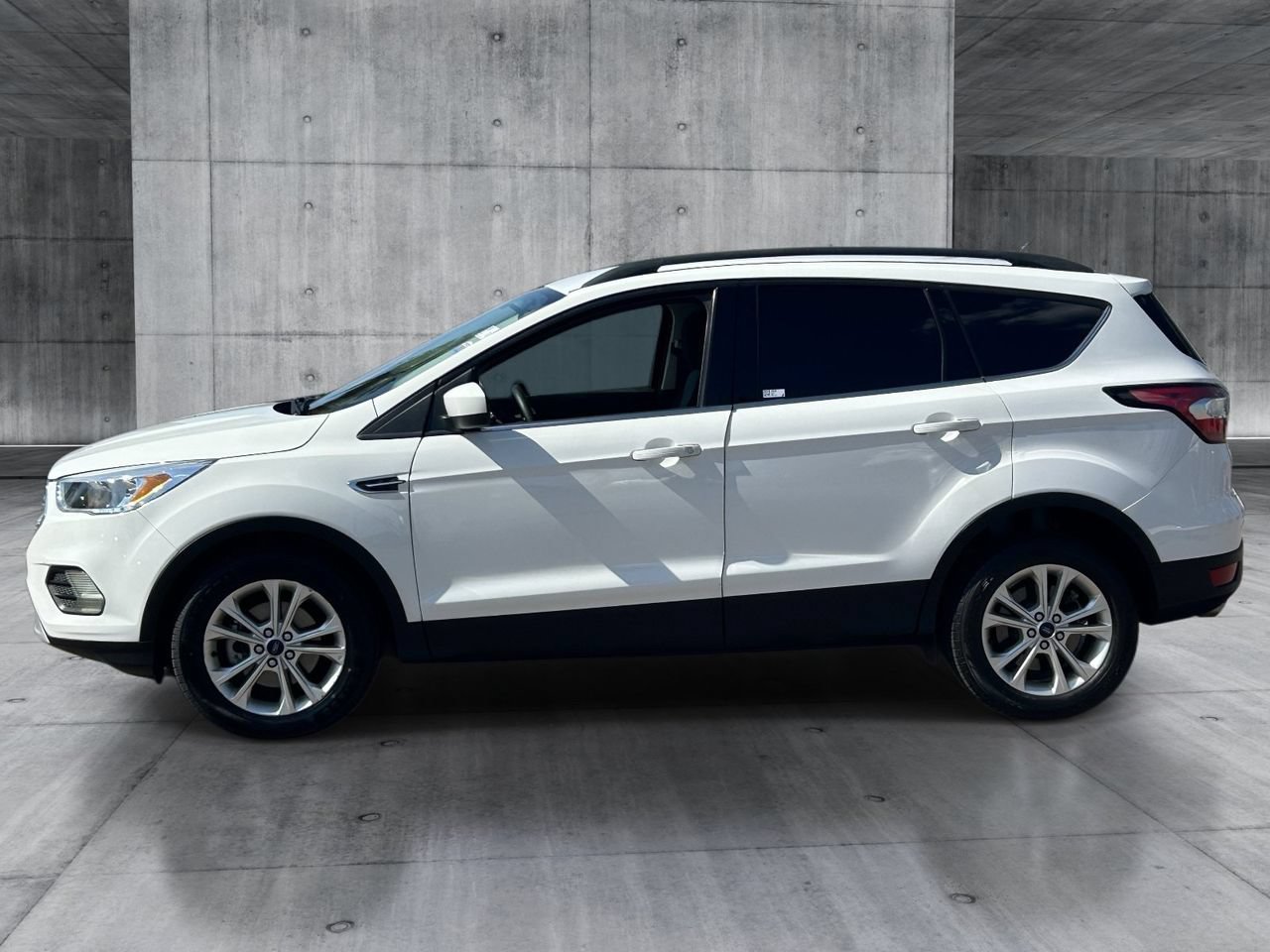 Used 2018 Ford Escape SE FWD image 2
