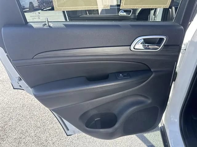 Used 2020 Jeep Grand Cherokee Laredo AWD/4WD image 13