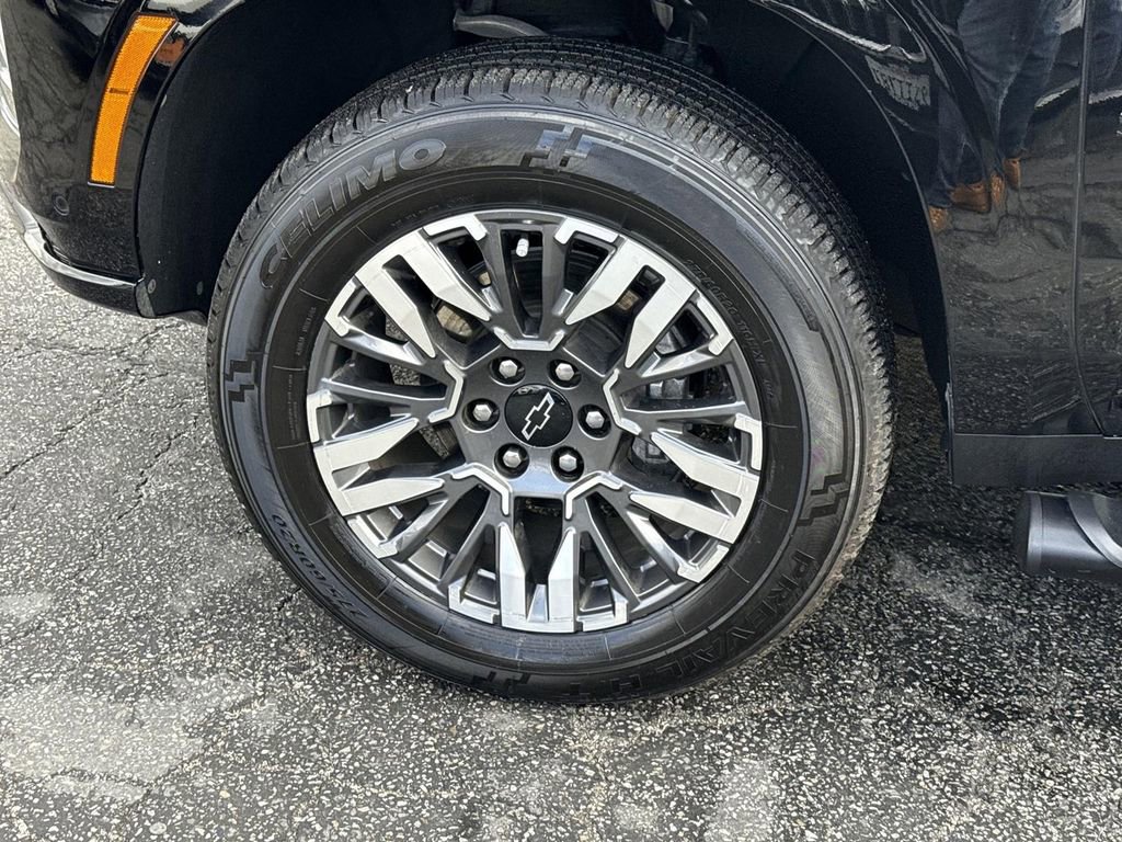 Used 2025 Chevrolet Suburban Z71 image 29