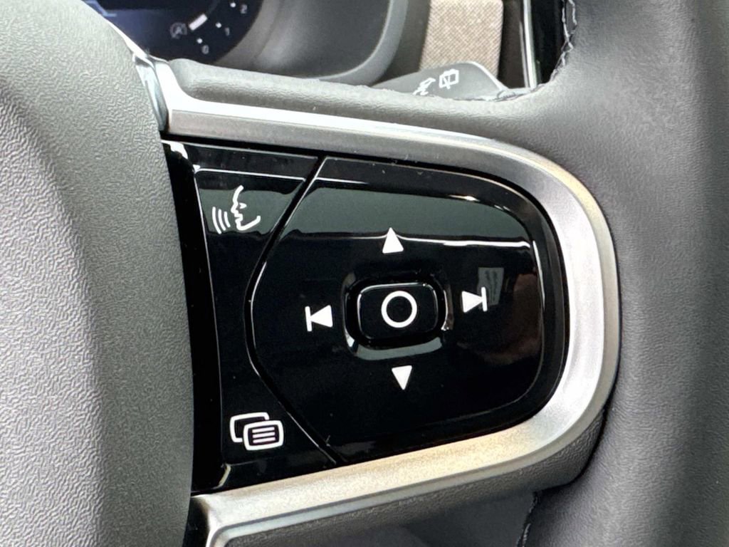 Used 2026 Volvo XC90 B6 Plus image 27