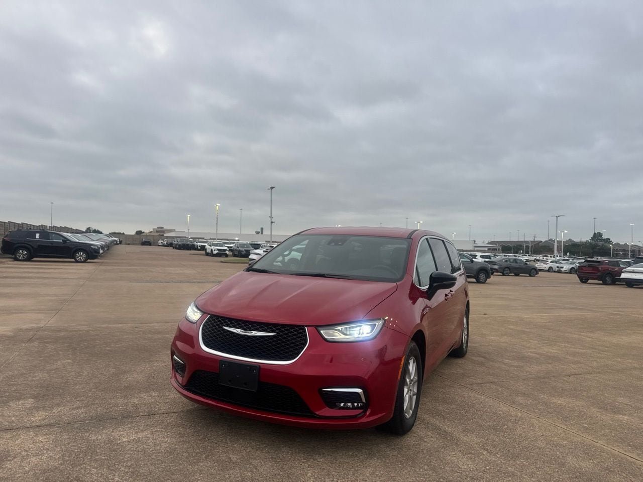 Used 2025 Chrysler Pacifica Select FWD image 6