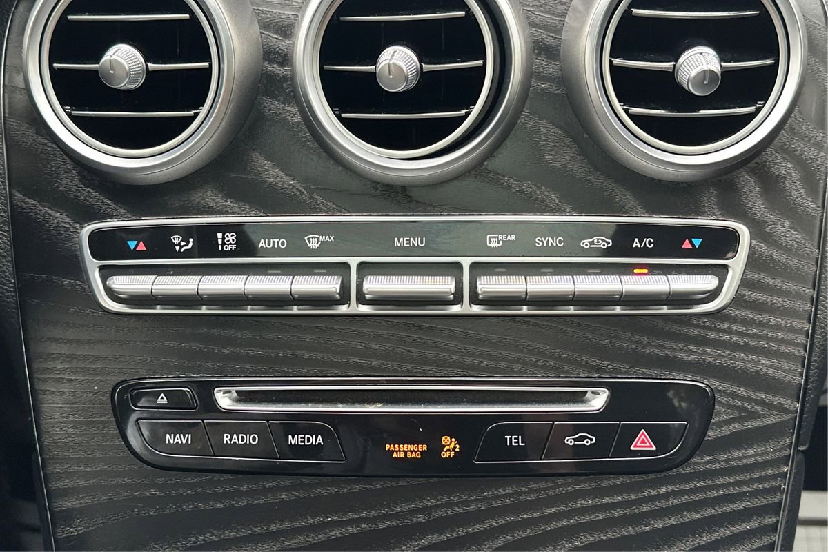 Used 2018 Mercedes-Benz GLC 300 w/ Premium Package image 34