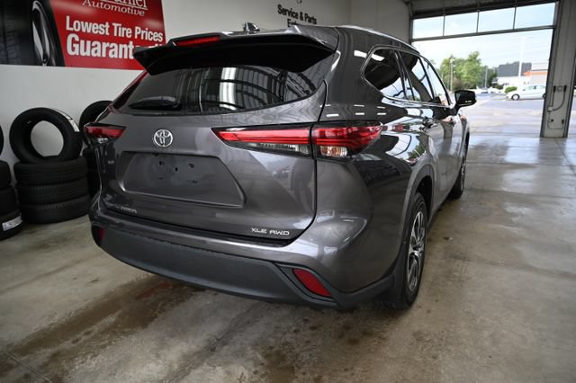 Used 2021 Toyota Highlander XLE AWD/4WD image 6