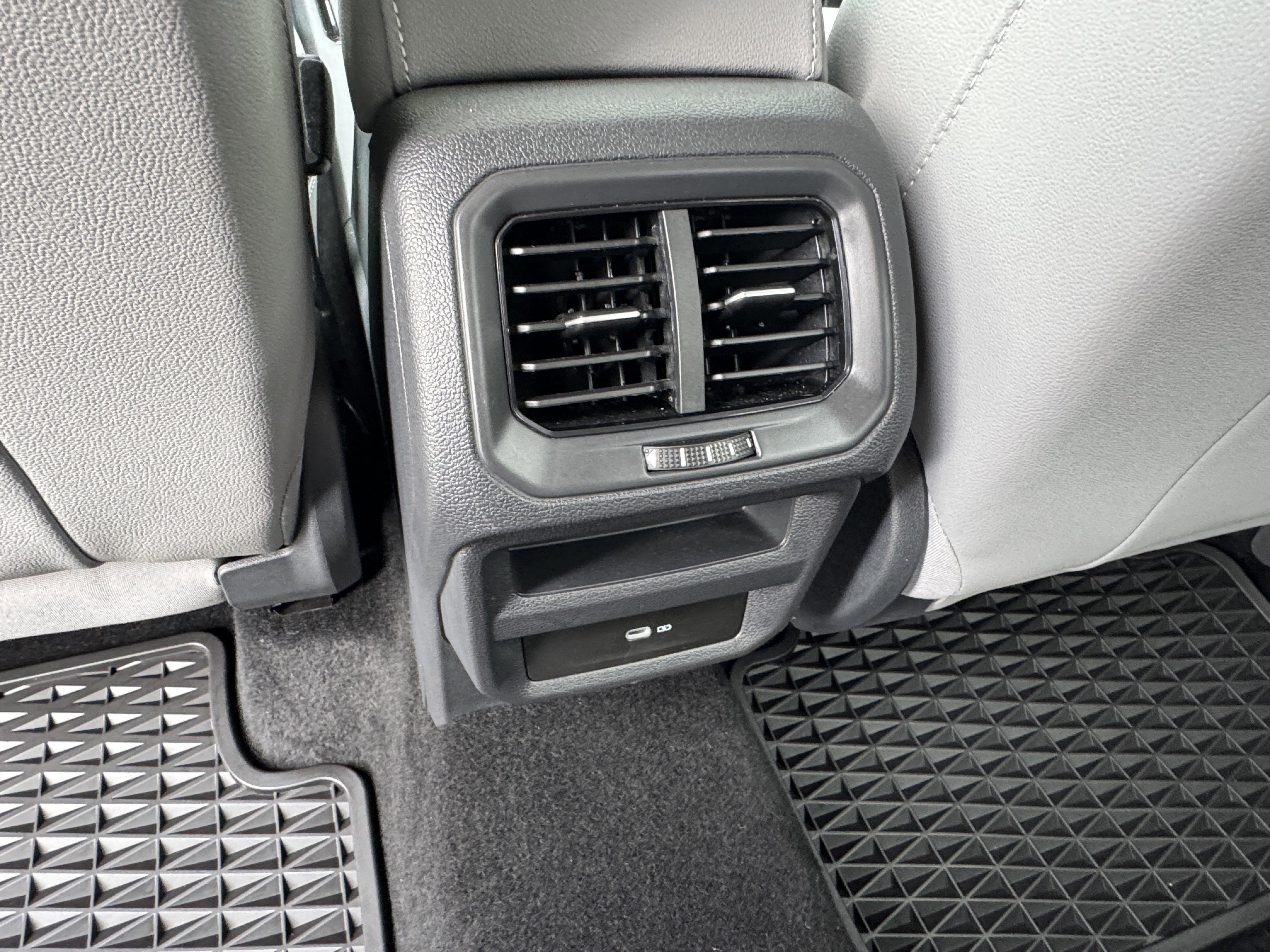 Used 2024 Volkswagen Taos SE image 27