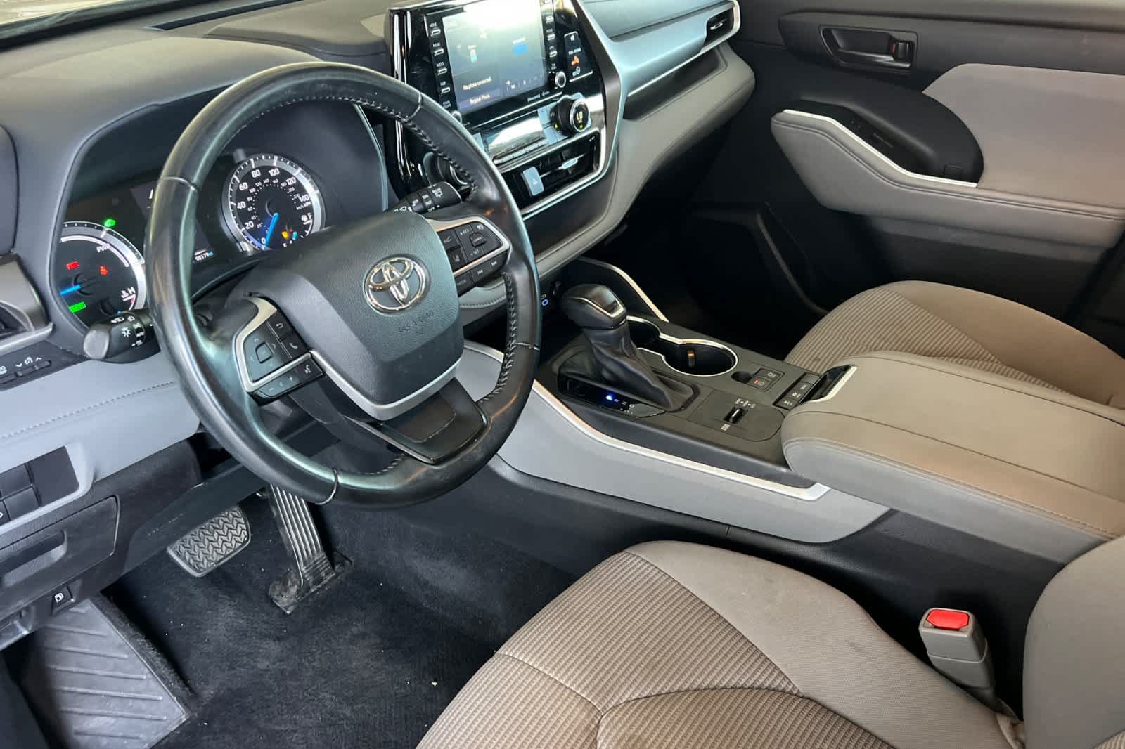 Used 2022 Toyota Highlander LE AWD/4WD image 9