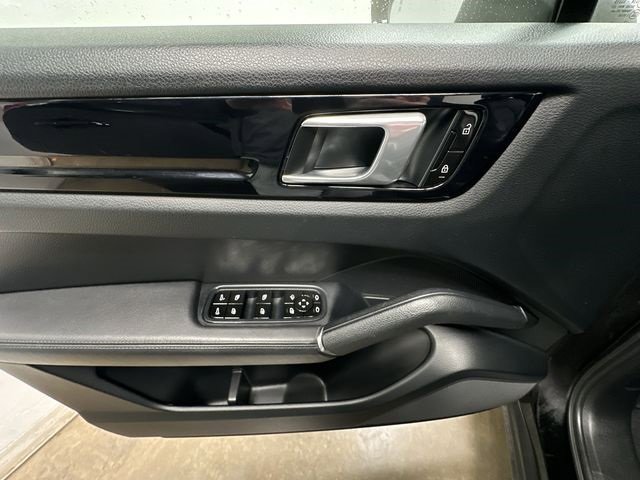 Used 2019 Porsche Cayenne Base image 18