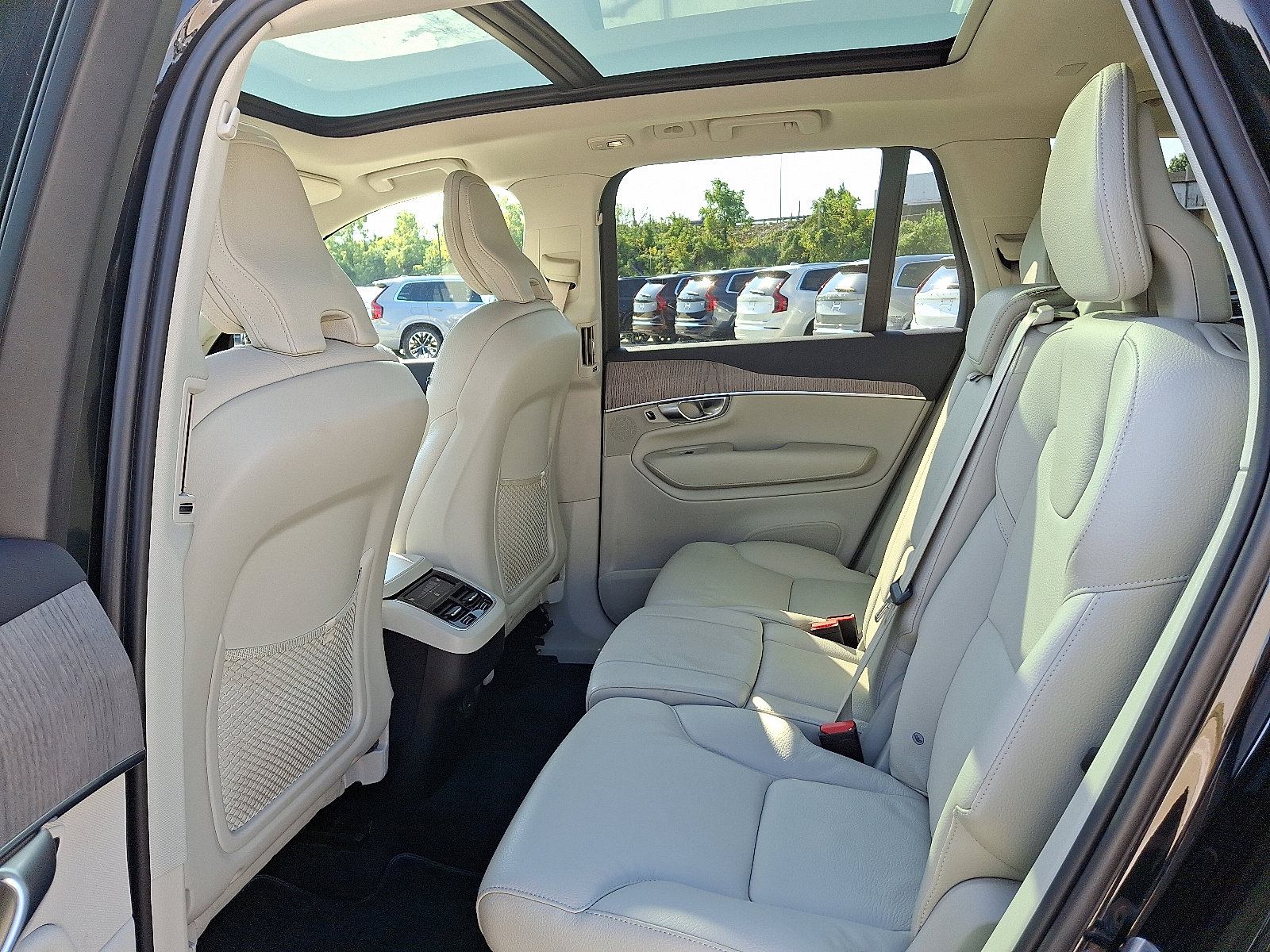 Certified 2024 Volvo XC90 B6 Plus w/ Protection Package image 11