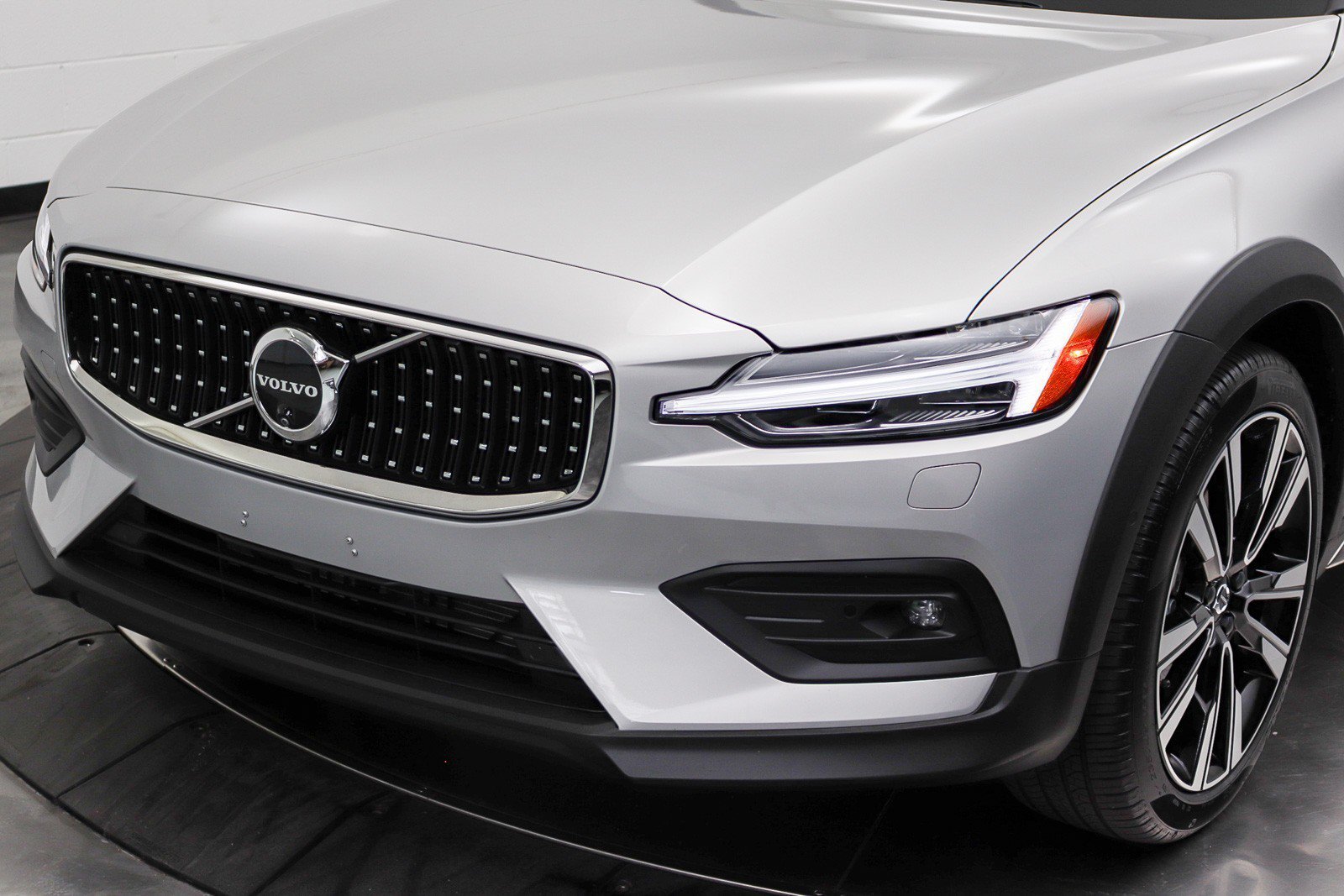 Used 2025 Volvo V60 B5 Cross Country Ultra w/ Protection Package Premier AWD/4WD image 10
