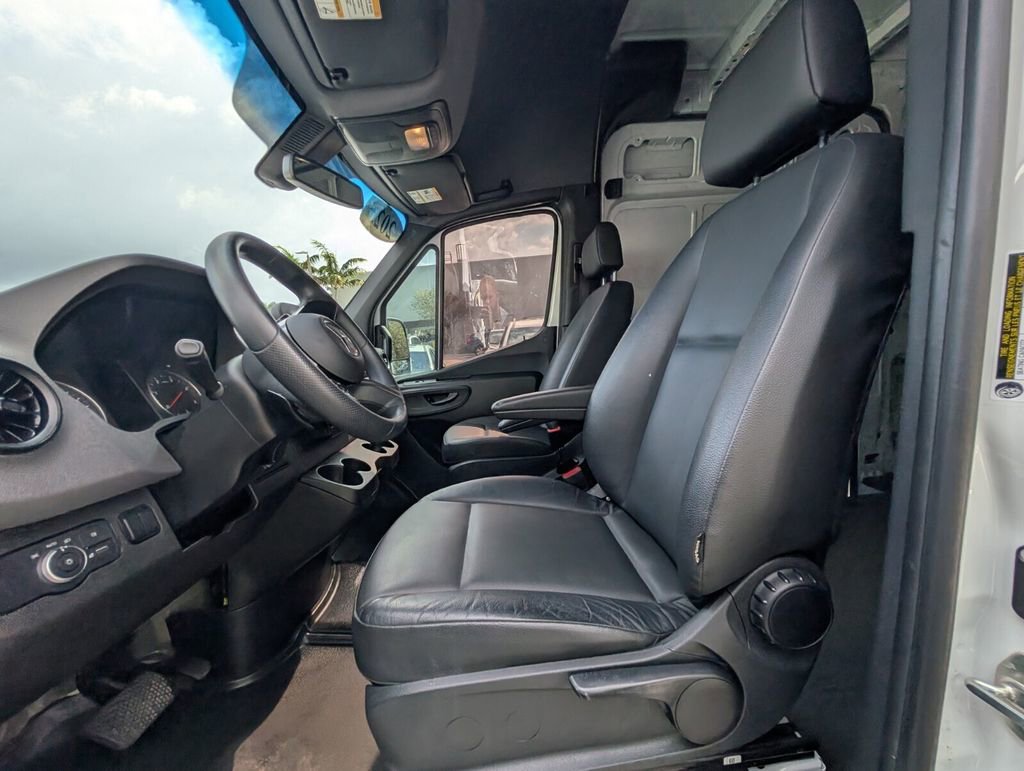 Used 2025 Mercedes-Benz Sprinter 2500 image 9