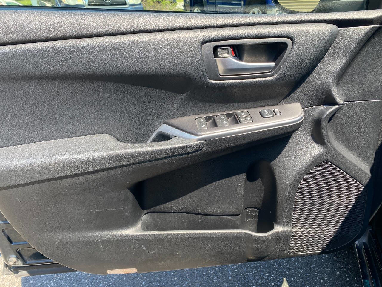 Used 2016 Toyota Camry SE FWD image 11