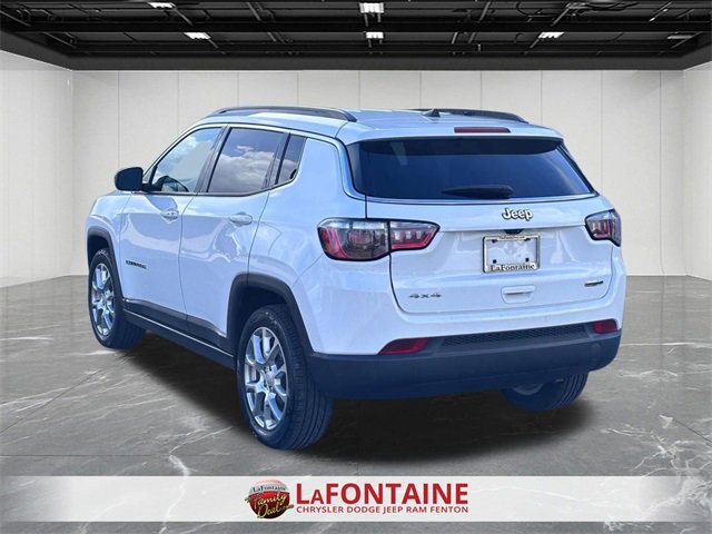 Used 2022 Jeep Compass Latitude image 3