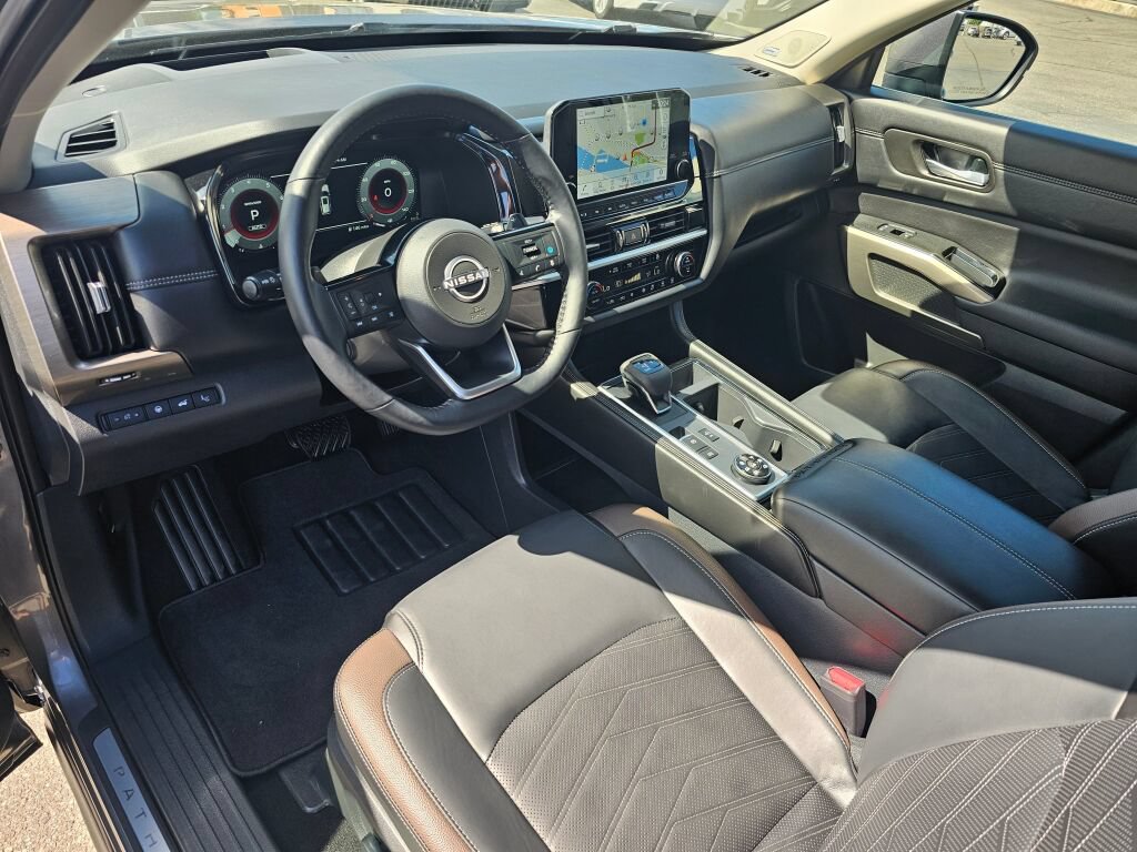Used 2025 Nissan Pathfinder Platinum AWD/4WD image 2