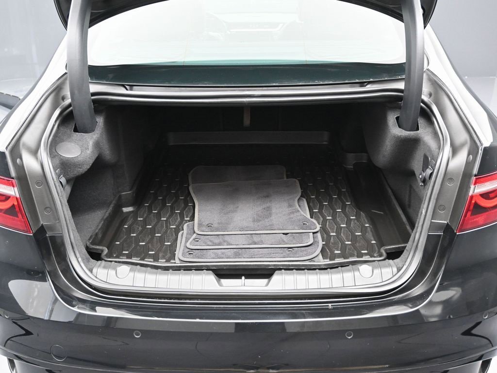 Used 2022 Jaguar XF R-Dynamic SE image 14