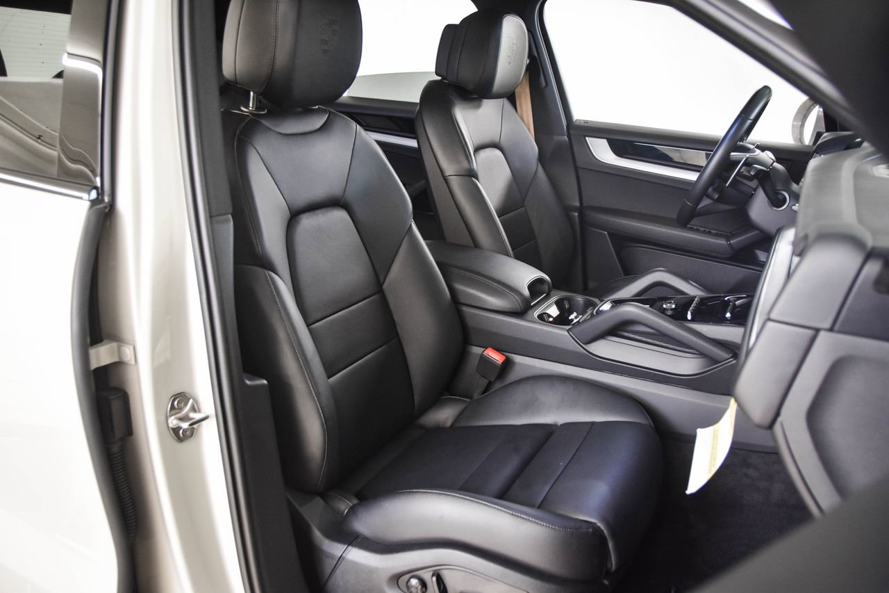 Certified 2025 Porsche Cayenne AWD/4WD image 27