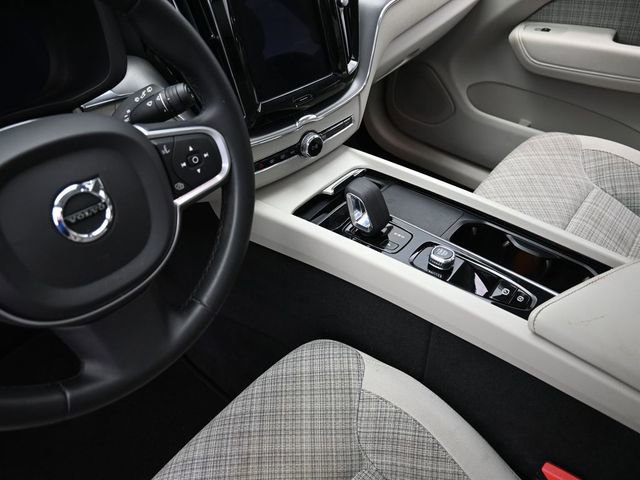 Used 2022 Volvo XC60 B5 Momentum image 25