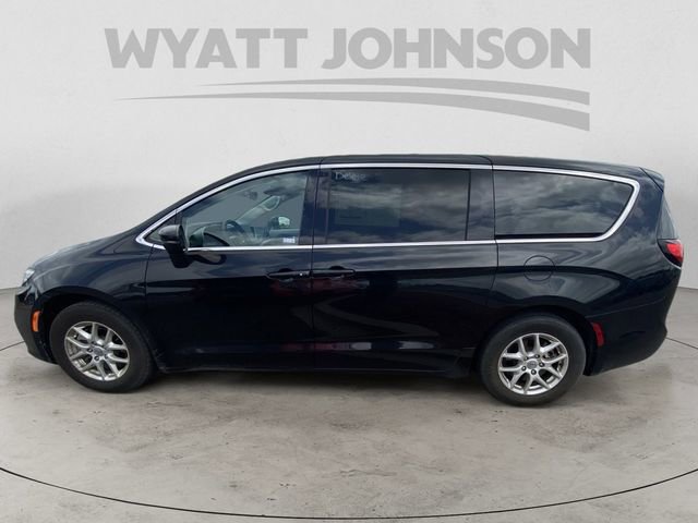 Used 2023 Chrysler Pacifica Touring-L FWD image 4