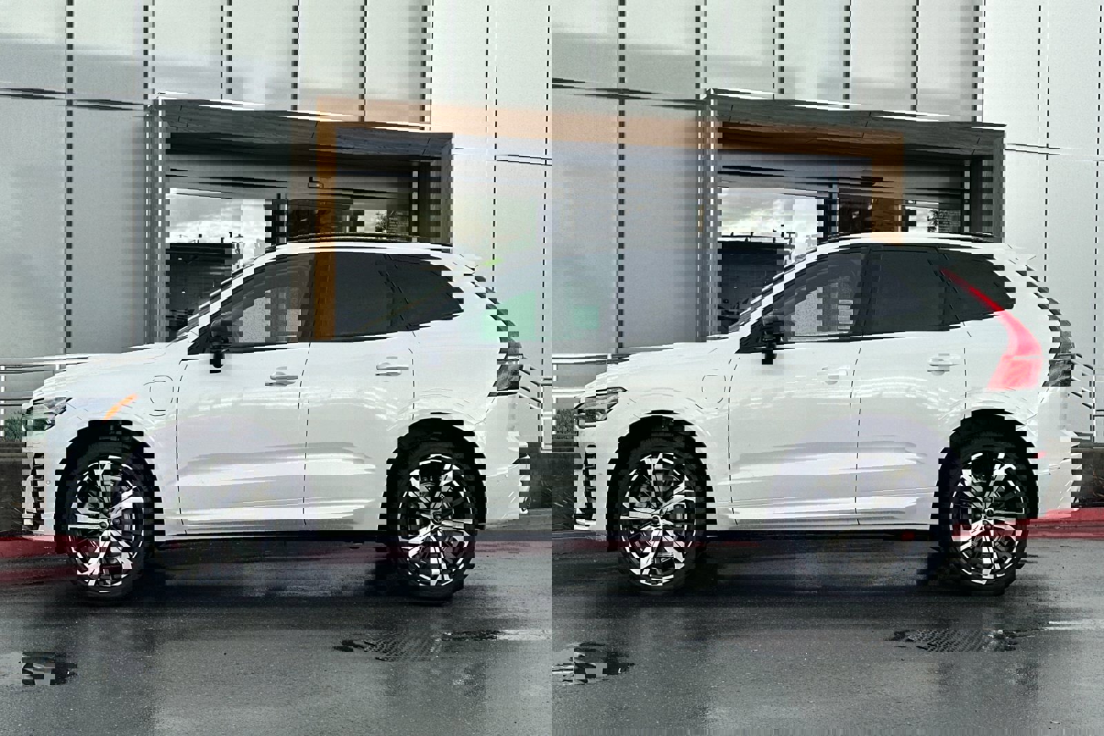 Certified 2025 Volvo XC60 T8 Ultra w/ Protection Package Premier image 6