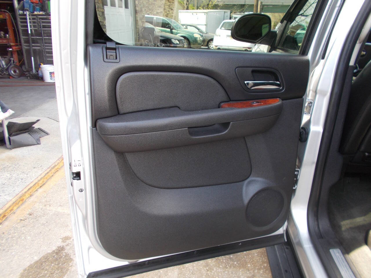Used 2011 Chevrolet Avalanche LTZ image 15