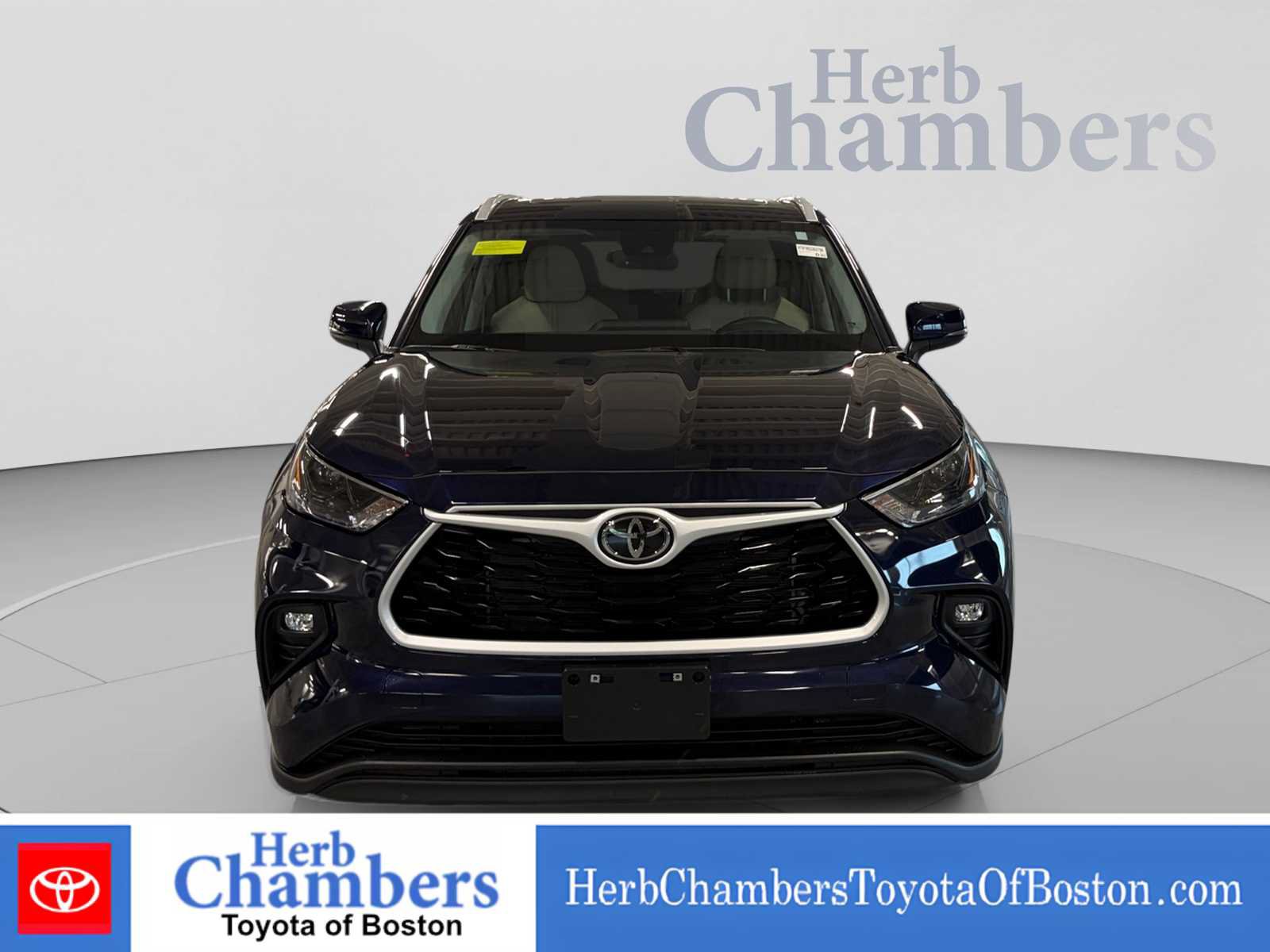 Used 2024 Toyota Highlander XLE AWD/4WD image 2
