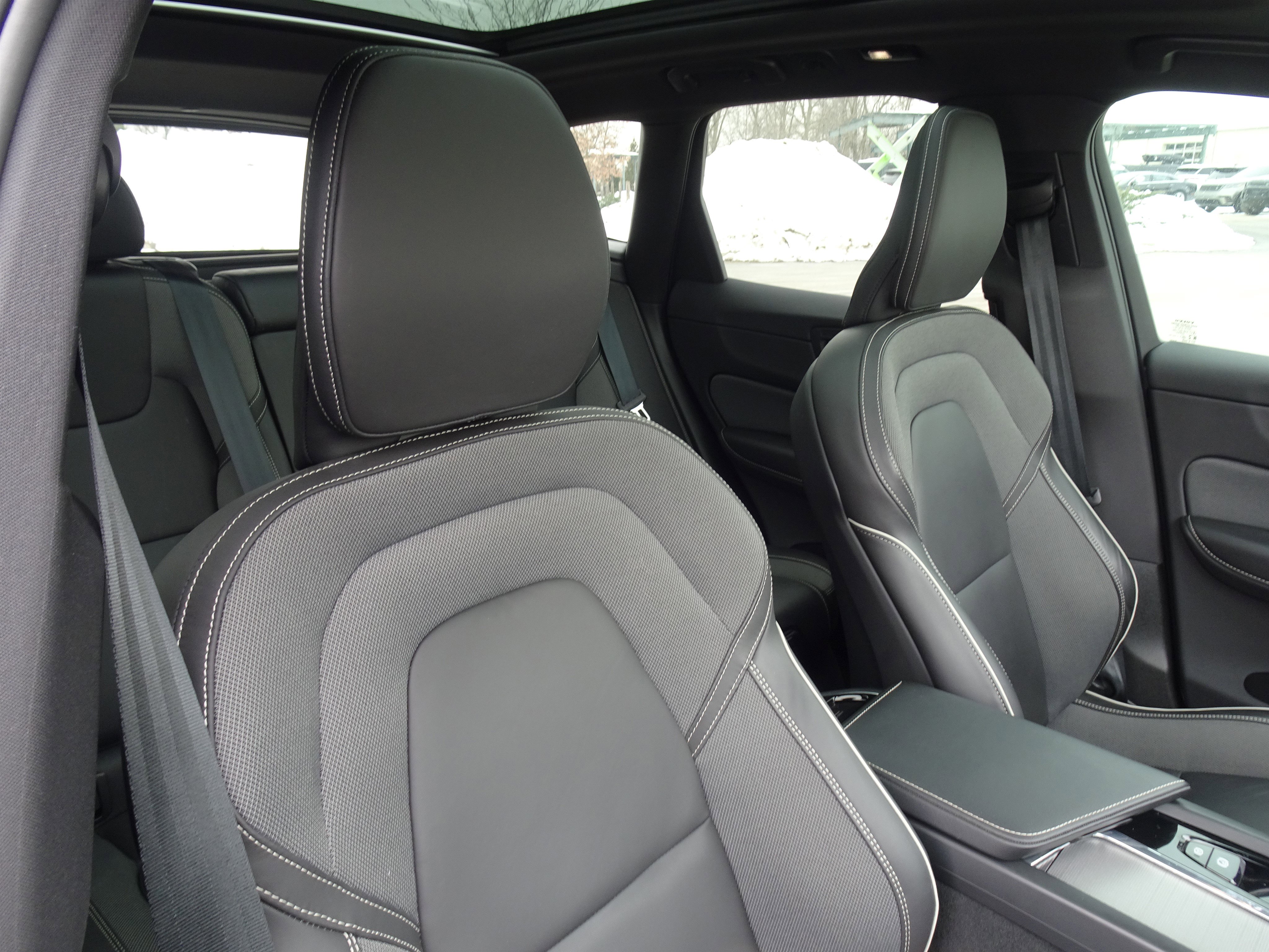 Used 2022 Volvo XC60 B6 R-Design w/ Advanced Package image 27