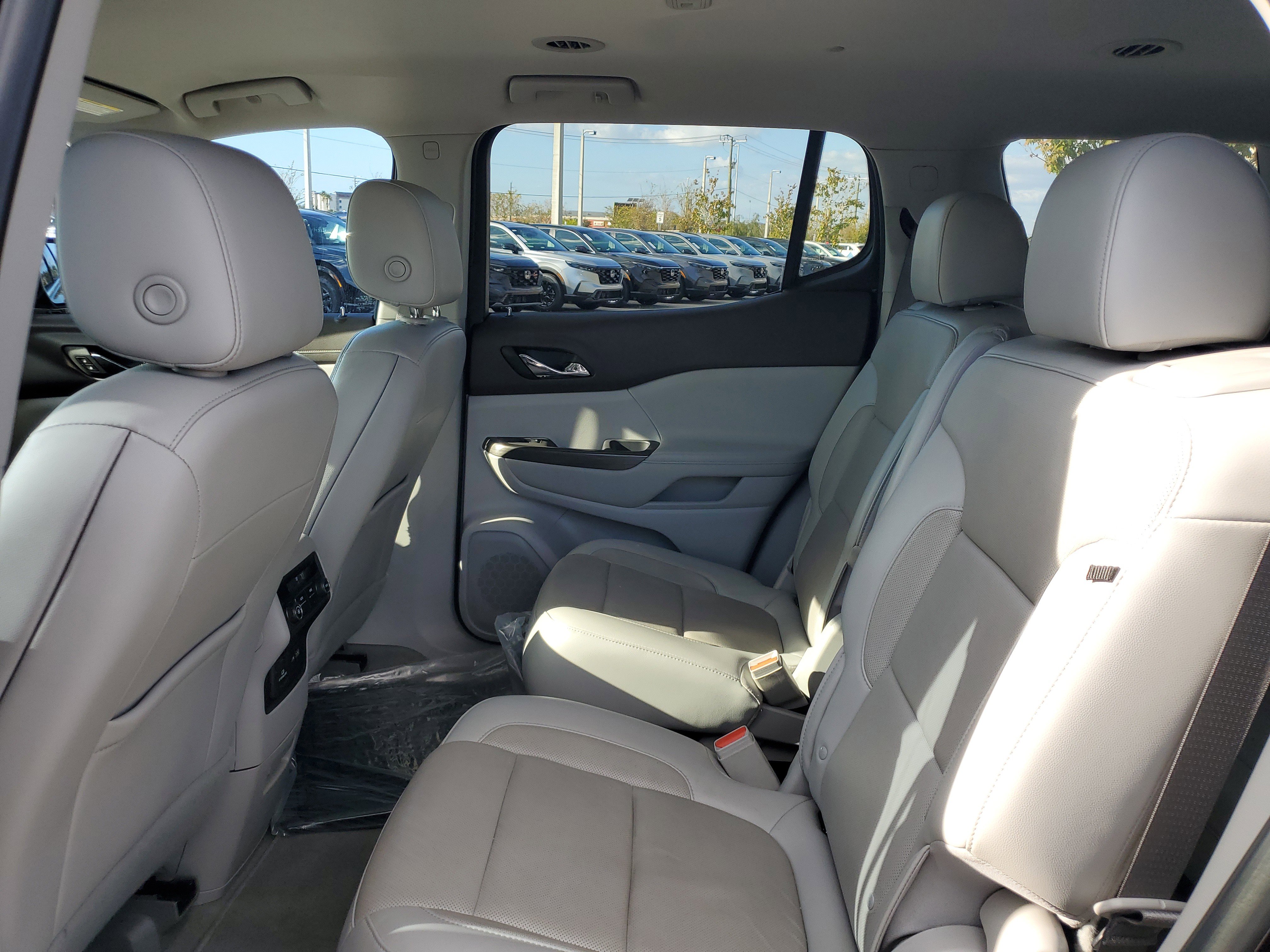 Used 2020 GMC Acadia SLT w/ Driver Alert Package II image 18