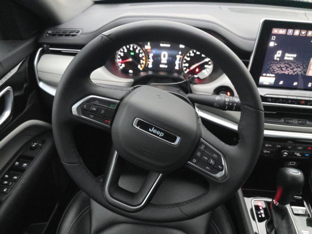 Used 2025 Jeep Compass Limited image 10