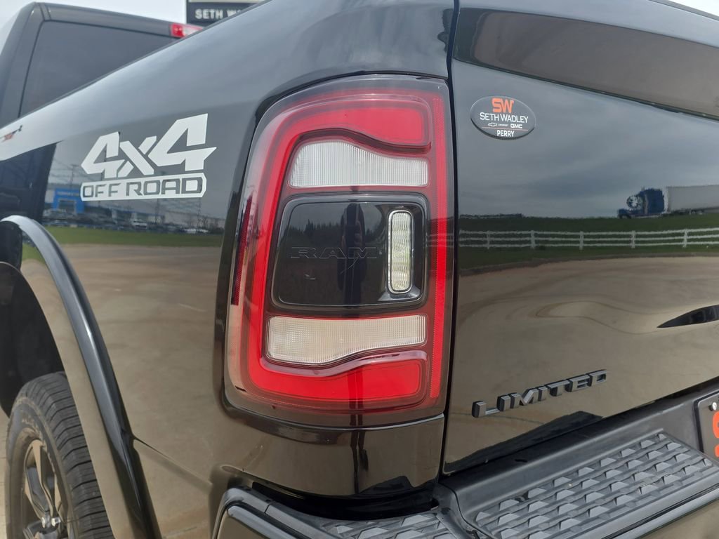 Used 2020 RAM 2500 Limited w/ Black Appearance Package AWD/4WD image 34