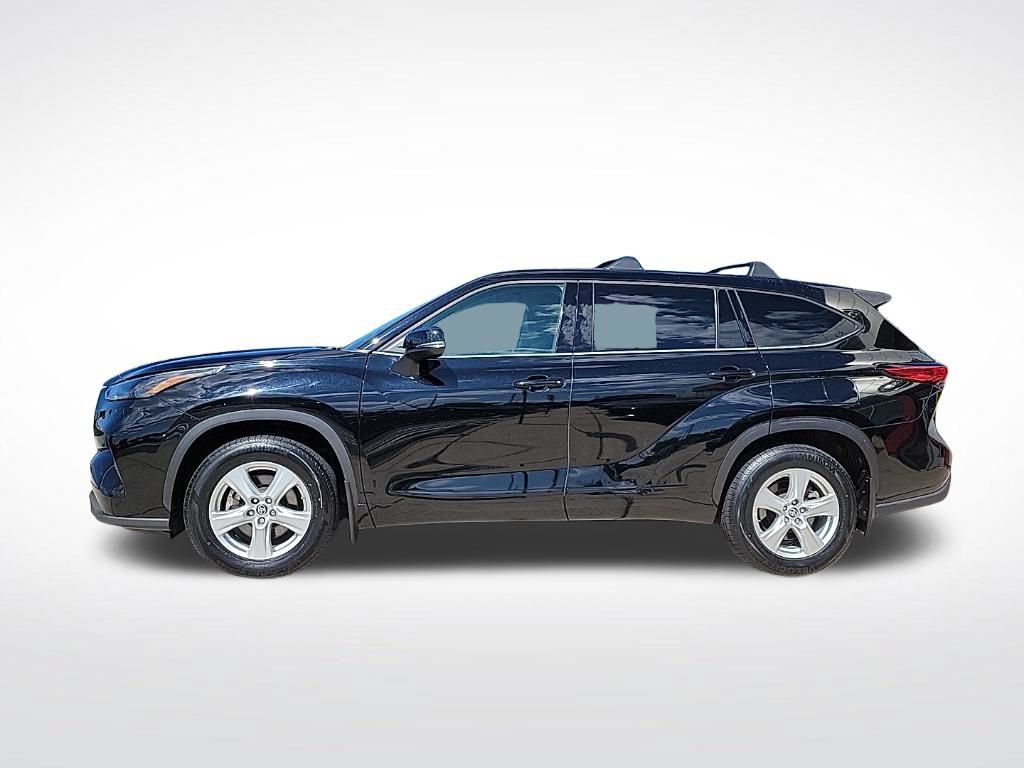 Used 2022 Toyota Highlander LE AWD/4WD image 2