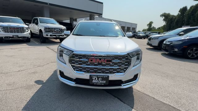 Used 2024 GMC Terrain Denali w/ Denali Premium Package AWD/4WD image 3