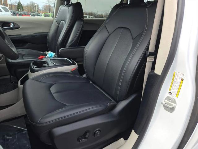 Certified 2024 Chrysler Pacifica Select image 23