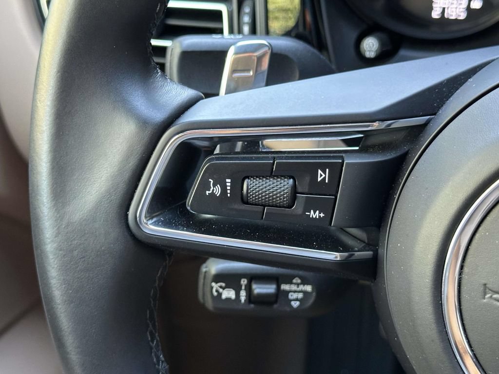 Certified 2025 Porsche Macan AWD/4WD image 23