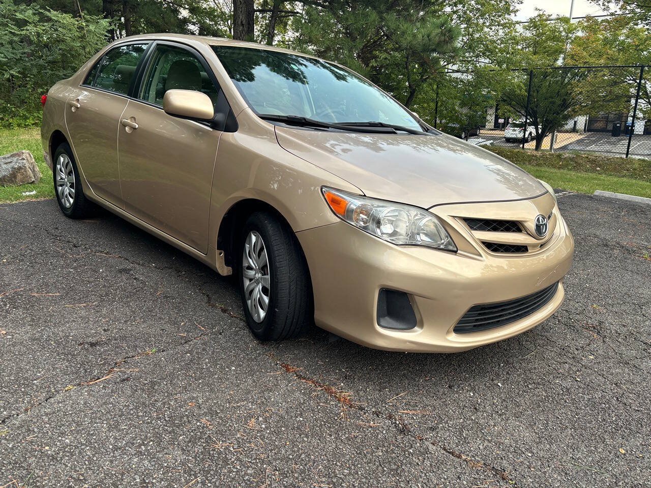 Used 2012 Toyota Corolla LE FWD image 3