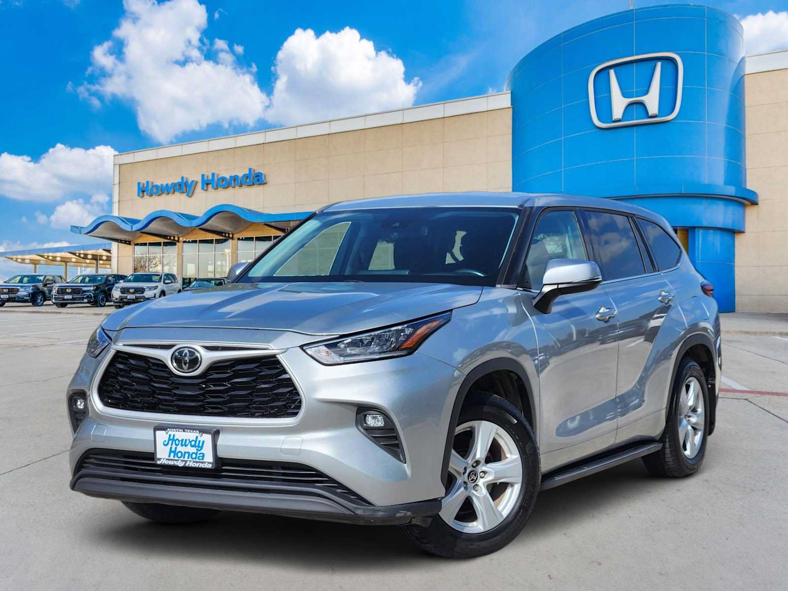 Used 2021 Toyota Highlander LE FWD image 1