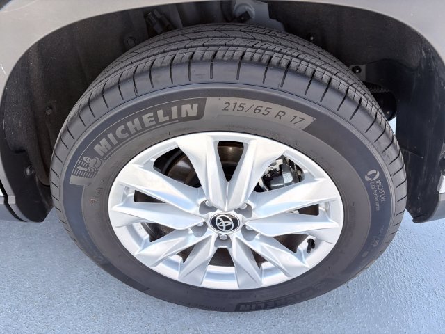Used 2025 Toyota Corolla Cross LE FWD image 25