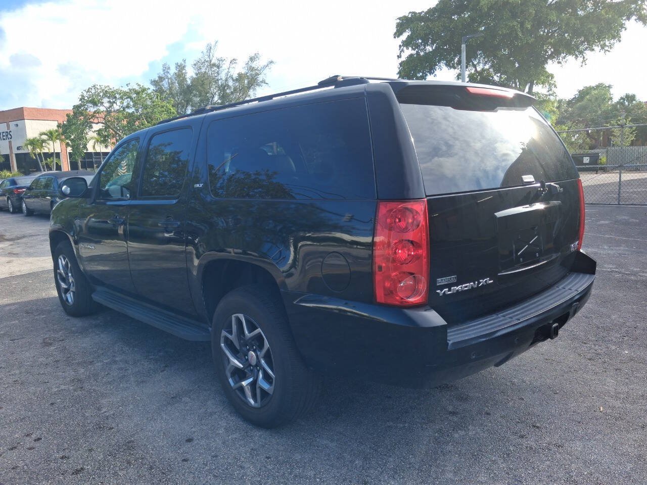 Used 2010 GMC Yukon XL SLT AWD/4WD image 5