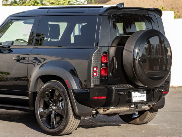 Used 2025 Land Rover Defender 90 X-Dynamic SE image 7