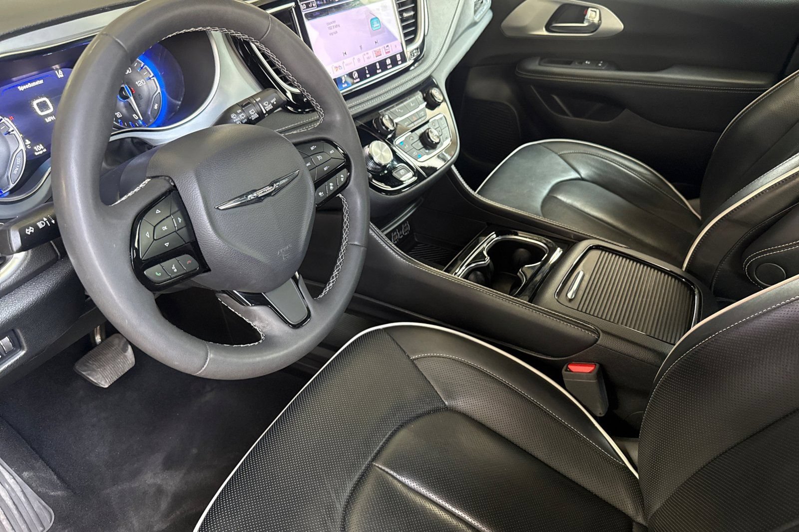 Used 2025 Chrysler Pacifica Limited FWD image 9