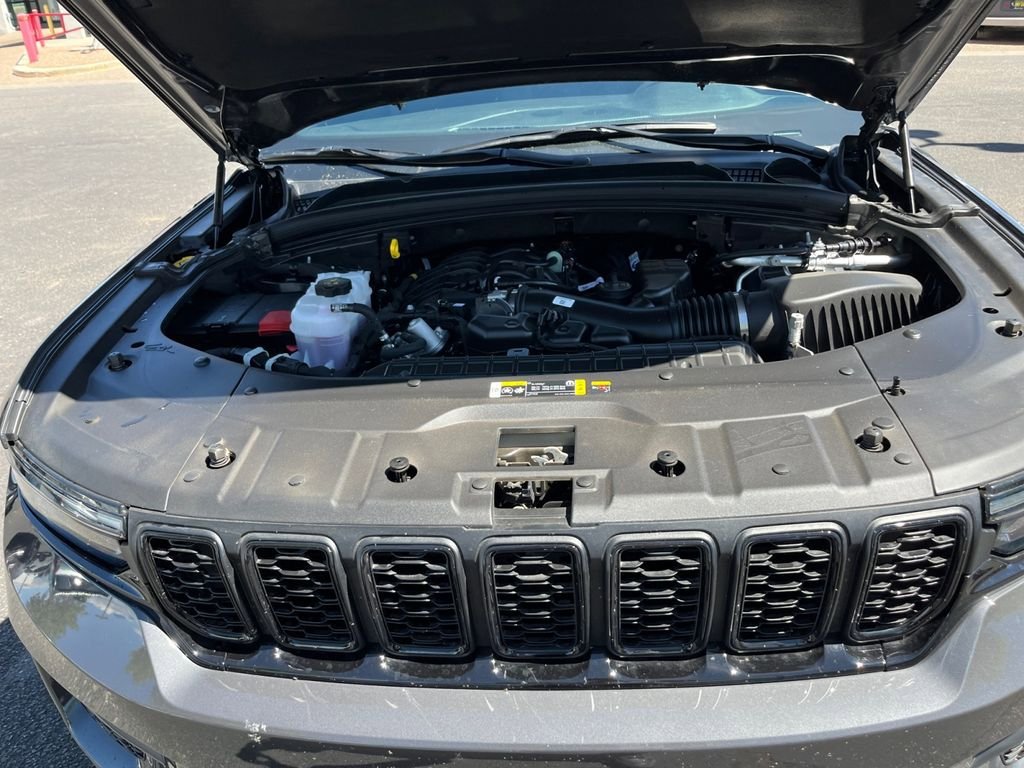 Used 2025 Jeep Grand Cherokee Altitude AWD/4WD image 21